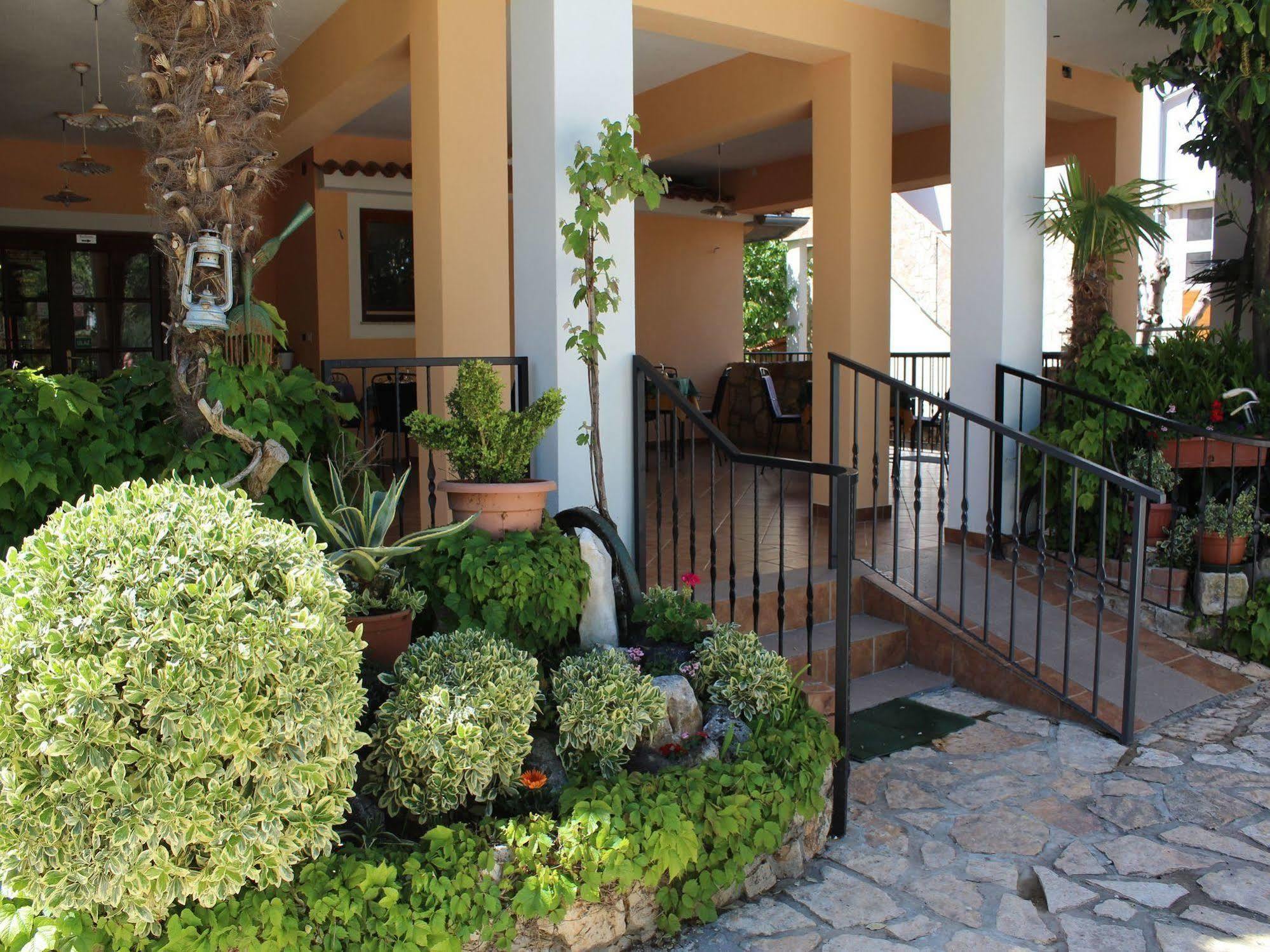 Rooms And Apartment Feral Rovinj Exterior foto