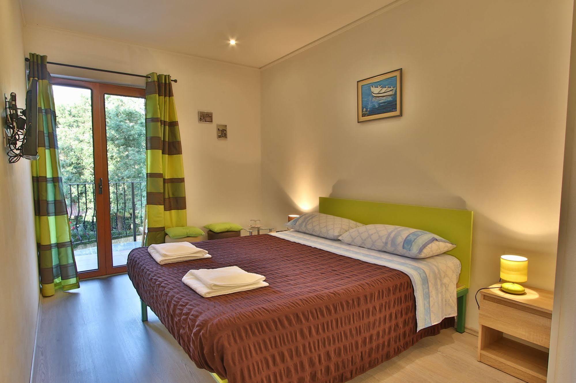 Rooms And Apartment Feral Rovinj Exterior foto